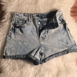 Acid washed high-wasted shorts!